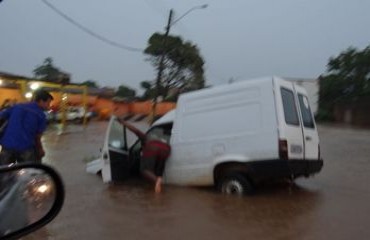 CENA DA CIDADE - Buraco na rua vira armadilha para carro durante temporal - FOTOS