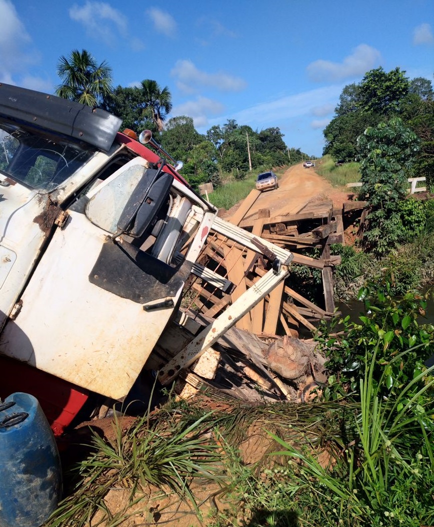 BR-230: Caminhão destrói ponte e fecha estrada em Lábrea