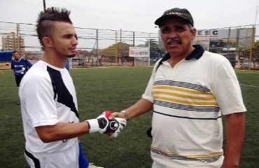 QUEM VENCE - Rivalidade coloca em jogo cabelo de cinegrafista e bigode de réporter fotográfico