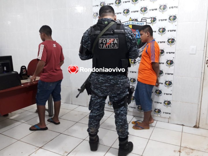 CONFESSOU: PM prende dupla por tráfico de drogas após perseguição na zona Leste