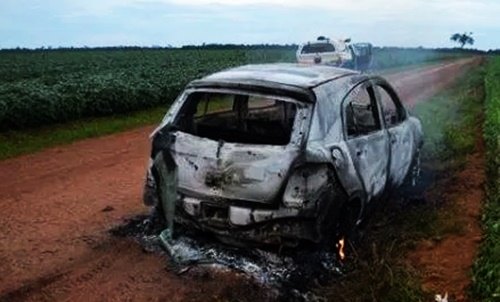 Empresário é morto a facadas e carro é incendiado