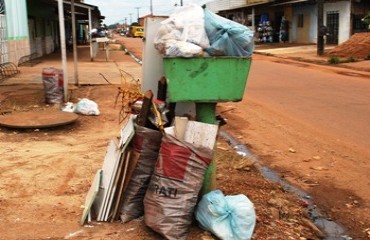 CAOS - Coleta de lixo atrasada e buracos em diversas ruas do bairro Caladinho deixam moradores transtornados – Confira fotos