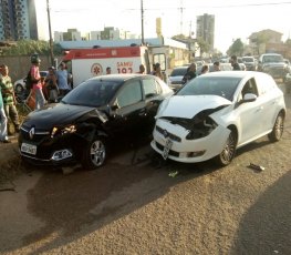 IMPRUDÊNCIA - Grave colisão entre três veículos deixa mulher ferida