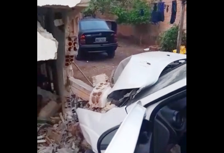 ASSISTA: Motorista bêbado é preso após invadir residência com carro desgovernado