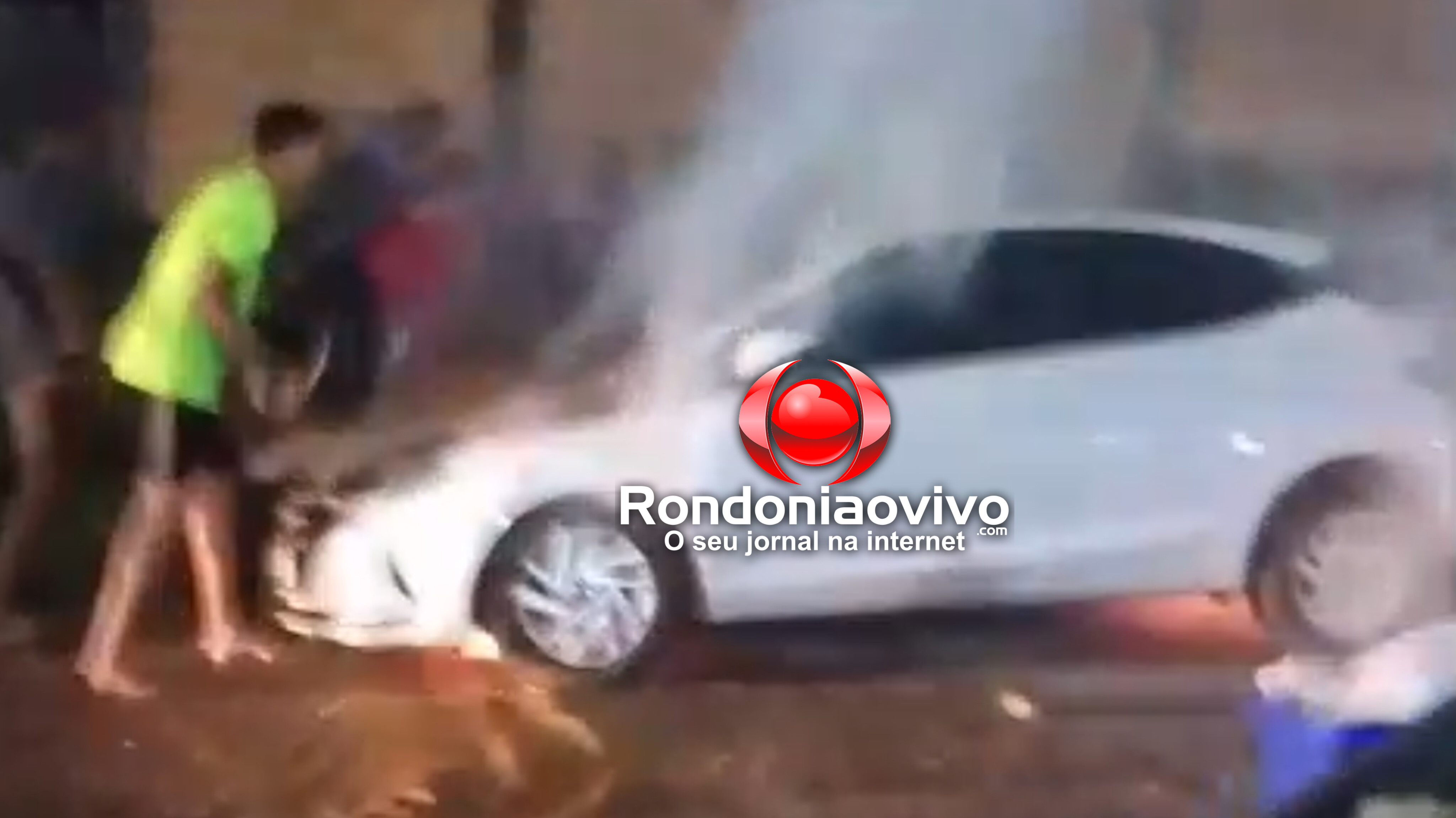 VÍDEOS: Casal em moto ateia fogo em carro de jogador de futebol no campo da AFA