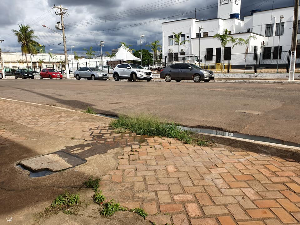 VERGONHA: Mercado Central é cercado por esgoto ao lado da prefeitura