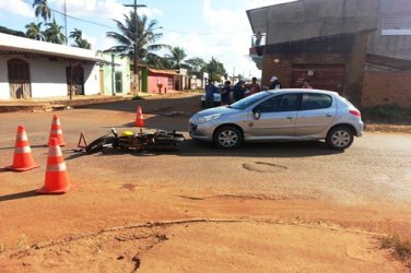 Acidente entre carro e moto deixa mulher ferida