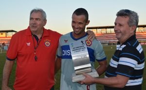 Cabixi recebe troféu de artilheiro