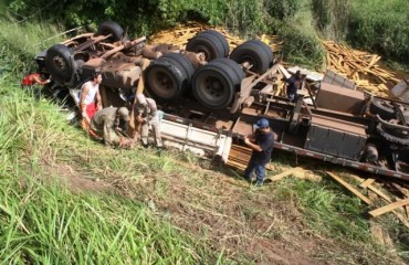 JARU – Caminhoneiro morre após caminhão tombar em curva fechada – Fotos 