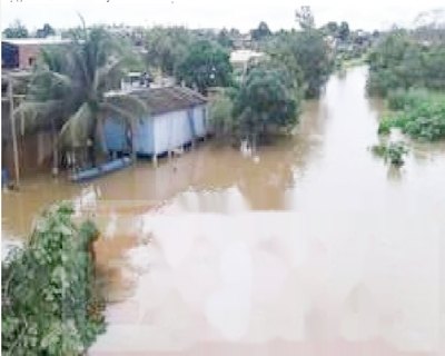 Rio transborda e centenas de famílias estão desabrigadas