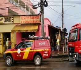 Corpo de Bombeiros é acionado para conter incêndio em estabelecimentos comerciais na capital 