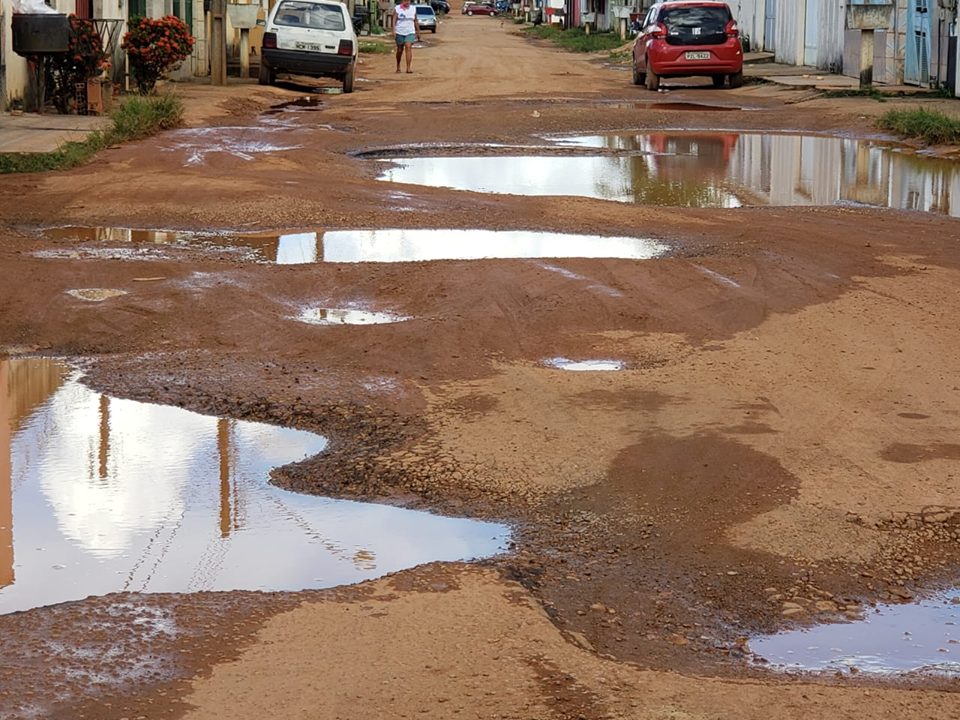 CANSADOS - VÍDEO: Buracos e lama fazem imóveis perderem valor no bairro Aponiã