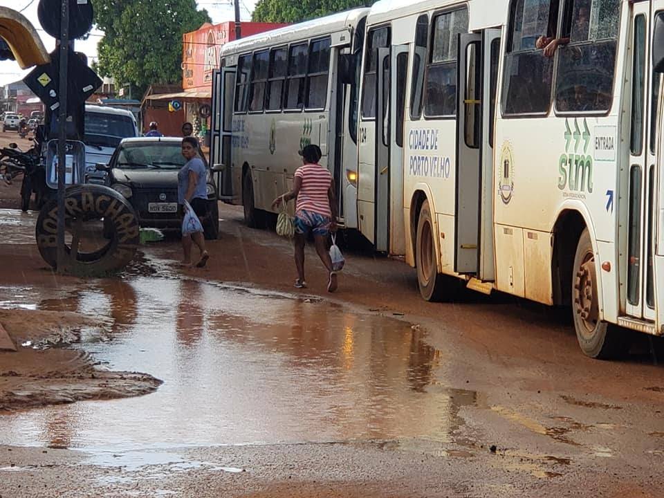 CENA DA CIDADE: Ponto de ônibus fica ilhado por lama no bairro São Francisco