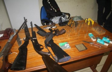 THEOBROMA – Polícia encontra “arsenal” de armas em posse de dois irmãos 