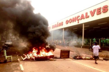 População faz protesto e fecha trecho na avenida Jatuarana em Porto Velho