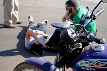 Motociclista é atropelado ao avançar cruzamento