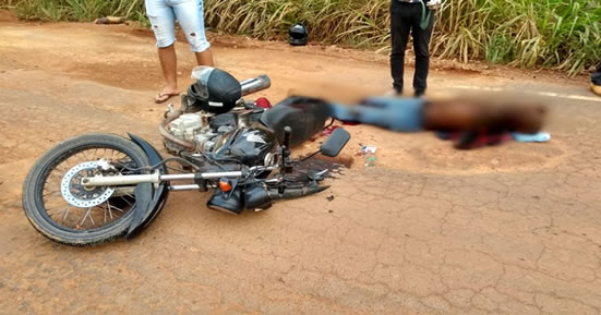 GRAVE: Motociclista tem parte da perna arrancada ao colidir contra reboque