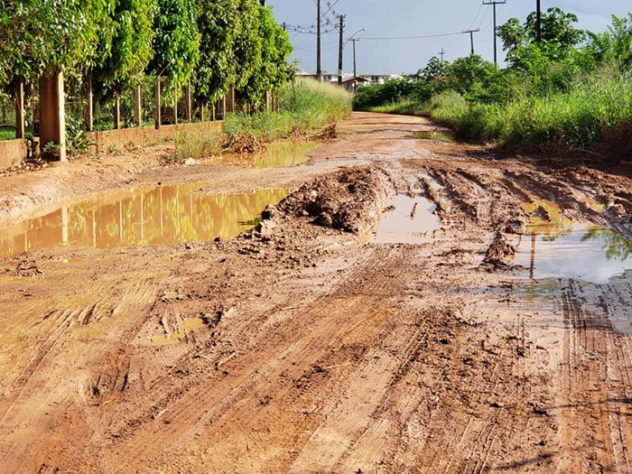 VERGONHOSO: Comunidade pede socorro por rua abandonada na capital