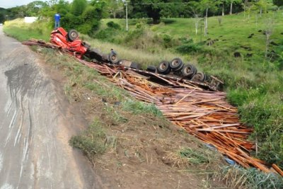 JARU – Caminhão carregado de madeira cai em ribanceira 