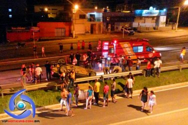 Automóvel capota na ponte do Rio Machado 