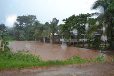 Bueiro entope causando alagamento na divisa dos bairros Jardim Tropical e Incra