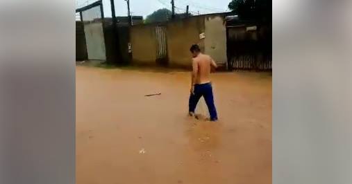 NA LAMA: Moradores do bairro Castanheiras sofrem com buracos, lama e descaso