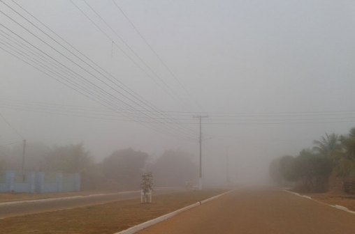 Incêndio em lixão empesta cidade com fumaça tóxica