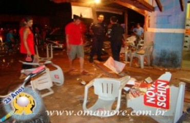 Motorista invade calçada de bar e faz sete vítimas