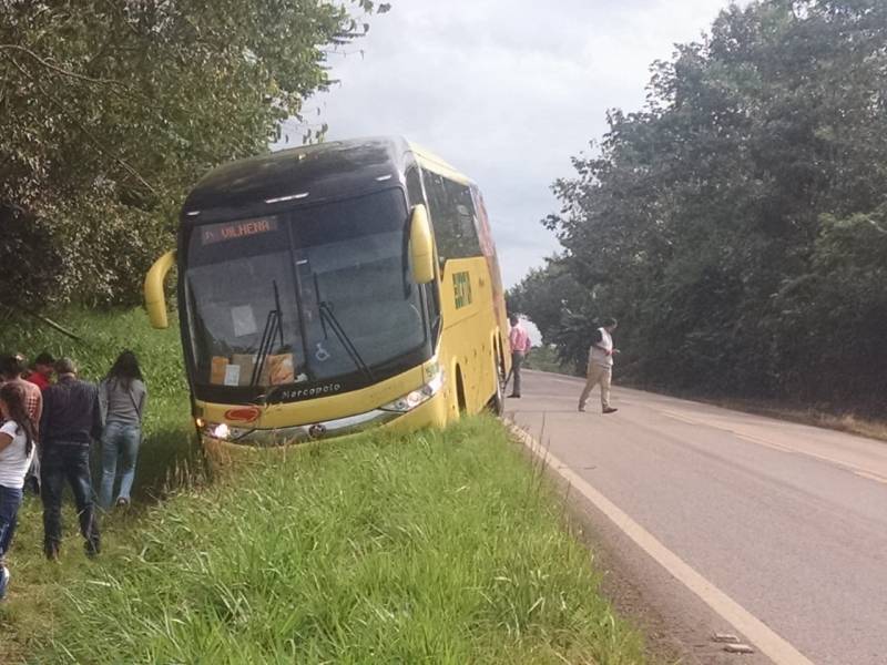 DESESPERO - VÍDEO: Volante de ônibus da Eucatur trava e veículo sai da pista na BR