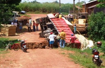 Carreta carregada de lamina tomba na periferia da cidade e assusta moradores