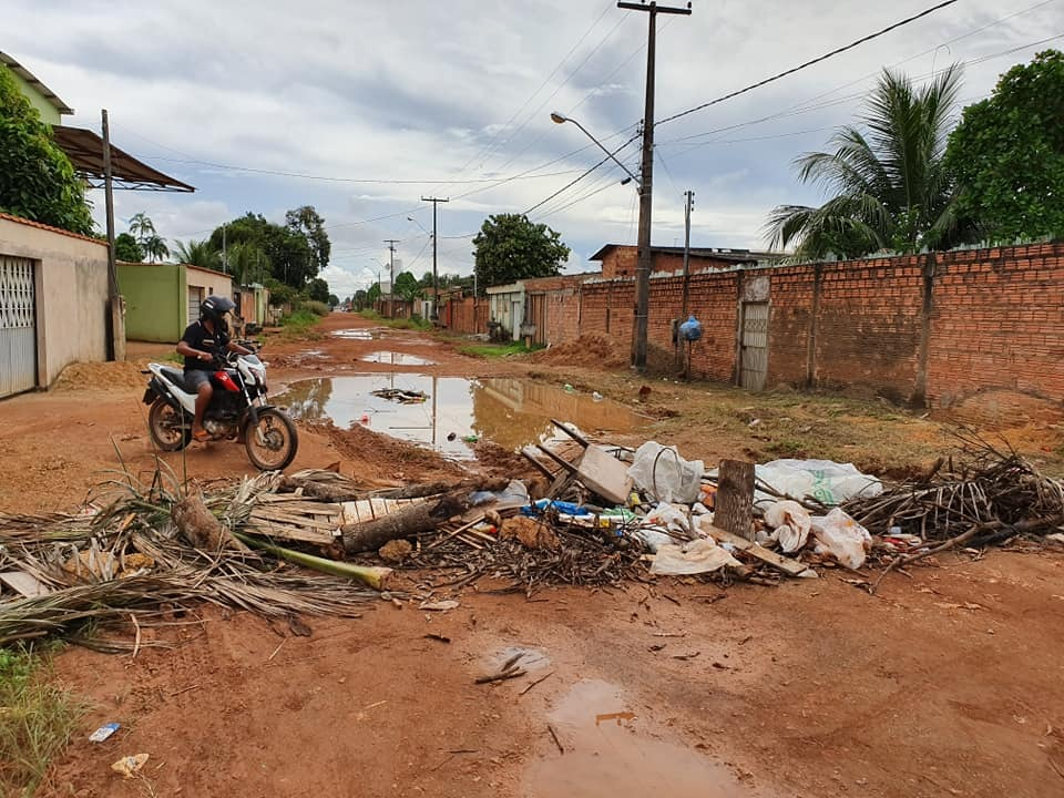 ABANDONO: Situação de desolação nas ruas do bairro Jardim Santana em Porto Velho