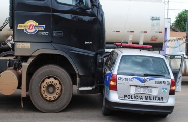 ACIDENTE – Caminhão tanque colide com viatura policial – FOTOS