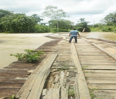 Ponte do rio São Domingos na Linha 628 é arrastada pela forte correnteza