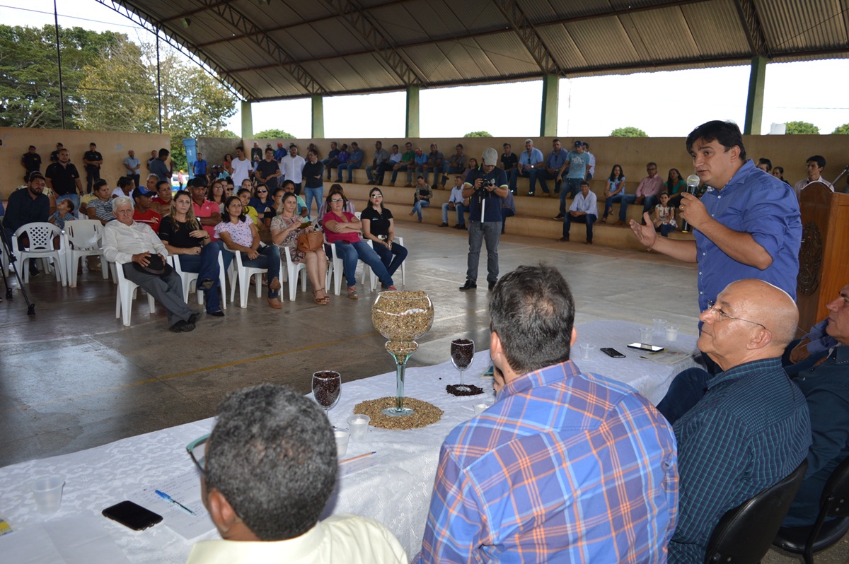 Ações de Cleiton Roque são destacadas na entrega de mudas de café