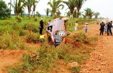 POR MILAGRE - Veículo capota com seis pessoas na Estrada da Penal, ocupantes escapam ilesos - FOTOS