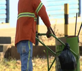 VÍDEO - Prefeito e vereadora 'batem boca' na Semusb, garis assistem