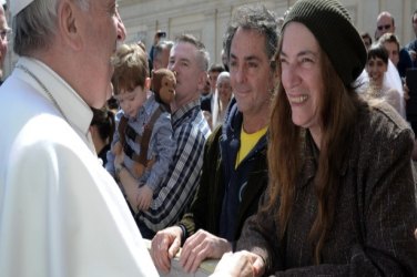 Papa convida cantora punk para celebração no Vaticano