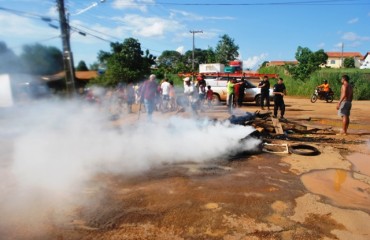 Moradores do bairro Areia Branca bloqueiam estrada após passarem três dias sem energia elétrica - Vídeo