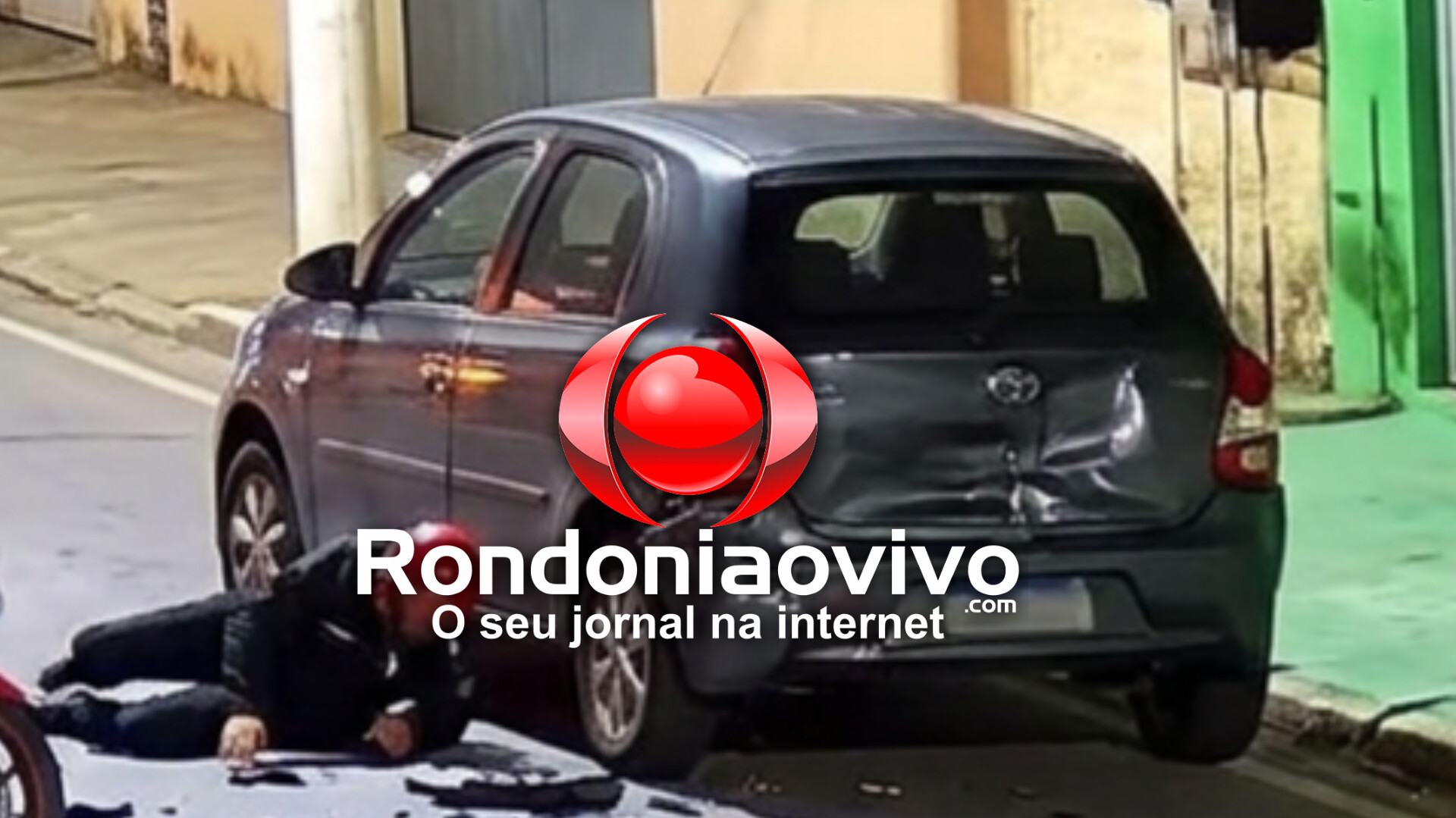 VÍDEO: Motociclista fica inconsciente após colidir em carro estacionado na Abunã