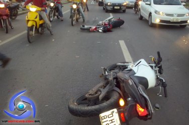 Carreta atropela e passa por cima de duas motocicletas