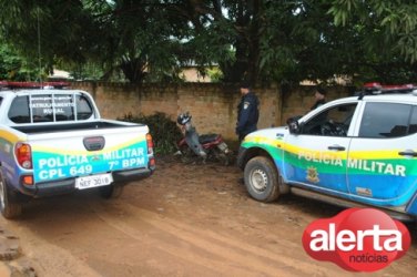 Dupla faz família refém e rouba pertences da residência