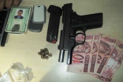 “Boqueiro” é preso com sacola de droga e pistola ponto 40