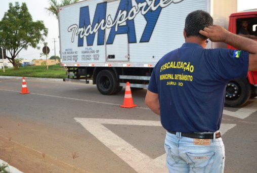 Blitz educativa orienta condutores sobre preferência em cruzamento