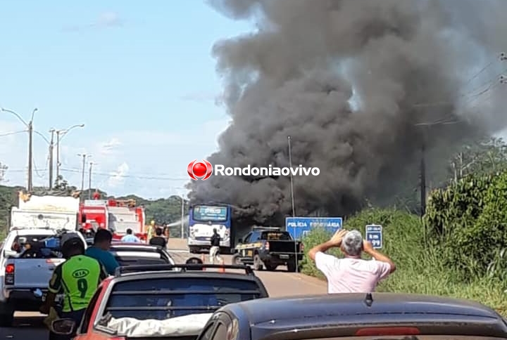 COM PASSAGEIROS: Ônibus coletivo pega fogo em trânsito na BR-364 em frente ao posto da PRF