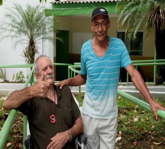 Idosos pedem doação de árvore e enfeites para Natal na Casa do Ancião