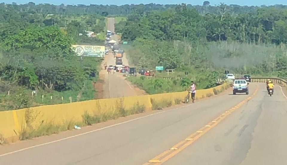 TRANSPORTE ESCOLAR: Pais de alunos liberam BR-319 após nova promessa do secretário