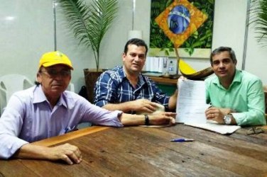 Ezequiel Júnior acompanha assinatura da retomada de obras da RO-257