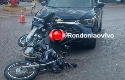 BATIDA FRONTAL: Mulher faz conversão para entrar em supermercado e causa grave acidente 