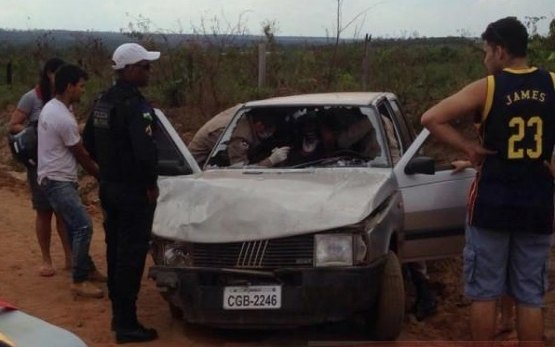 Motorista capota carro com família na área rural 