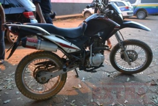 Dupla usava faca e moto adulterada para roubar